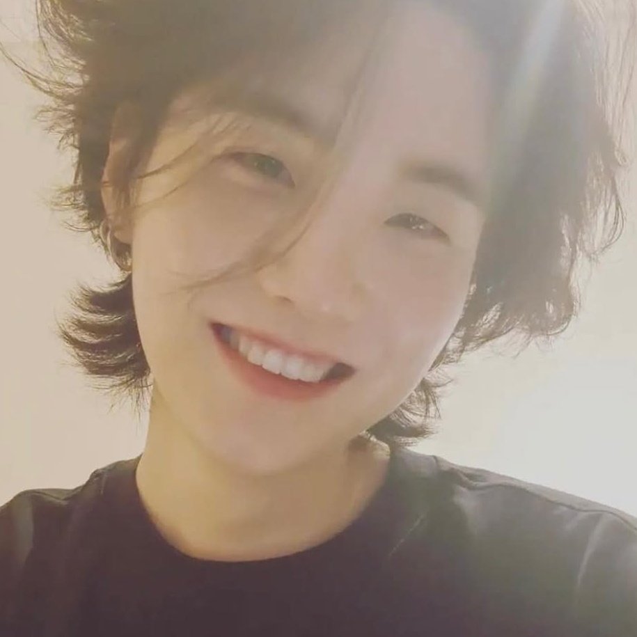 yoongi archived his greatest selcas and my favorite instagram post of his. yeah i'm gonna need someone to hold my hand for this one