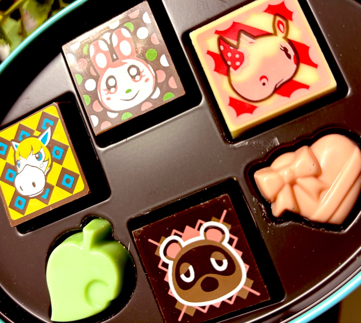 supuRiiisu's tweet photo. この前GODIVAのどう��のやつとROYCE'のチョコ買っといた��ら
娘とチョコパーティーした♡♡
どう森のマグカップも買おうとしたけど、娘にコップ沢山あるんだからやめときなって普通に怒られて我慢した😖💦
ROYCE'の生チョコやっぱり好きだわ～🥳 https://t.co/M3FgnBd2mP