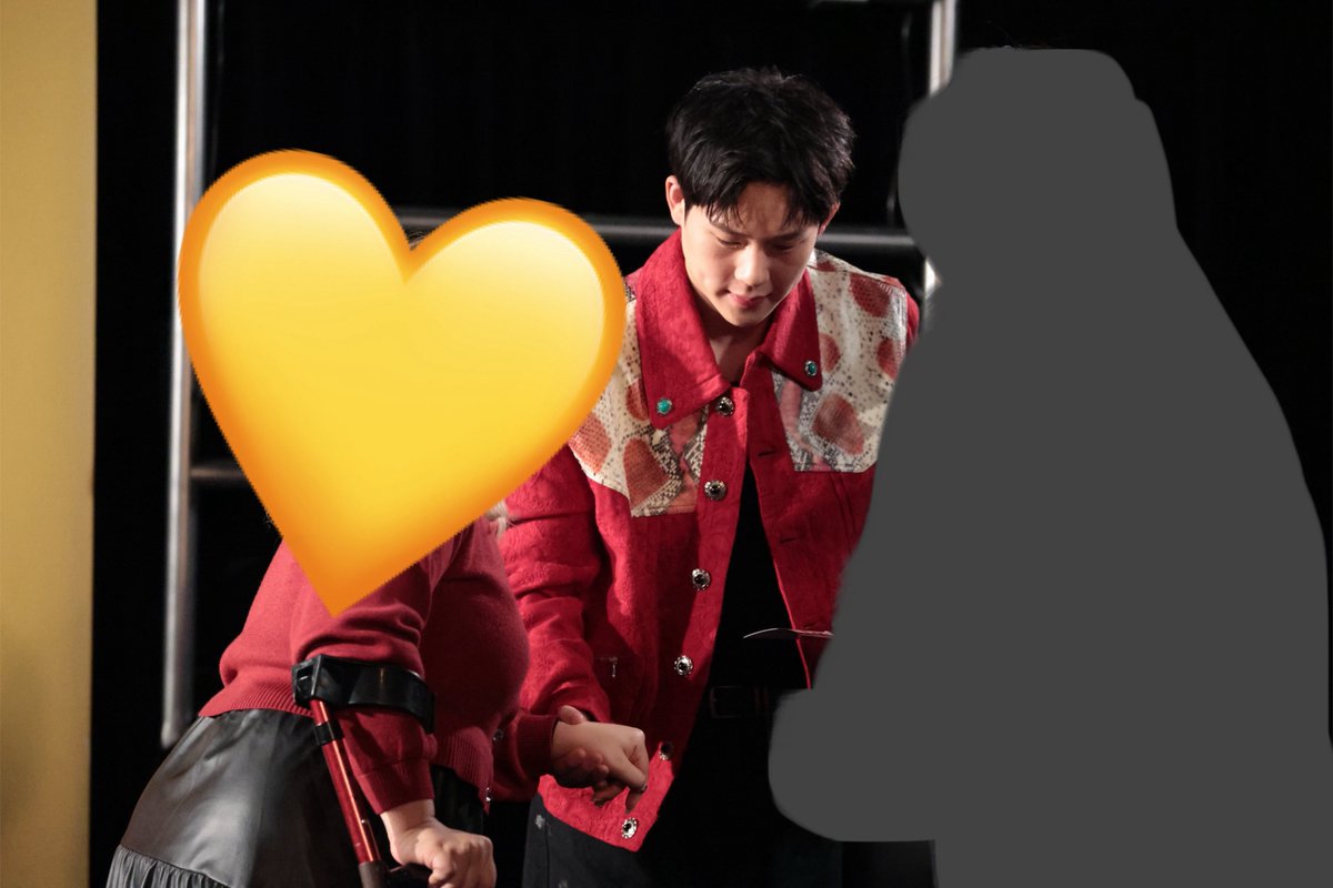 주헌이의 따뜻한 마음을 알리고 싶어서 허락 받고 올려봐요. 어제 팬싸에서 몸이 불편한 몬베베친구가 왔었는데, 싸인 끝나자마자 주헌이가 바로 일어나서 타워레코드 직원분 있는 곳까지 손 잡아주고 부축해서 같이 걸어줬었어요. 내 가수가 그렇게 착하고 다정하고 배려심도 많다는걸.. 다시 한번