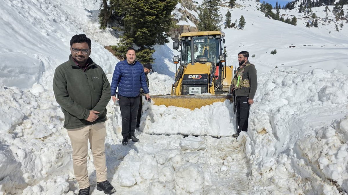 DC Kupwara, Shrikant Suse visits Potta Khan Gali of the Jamgund border area and takes stock of snow clearance and power supply restoration: District Administration Kupwara