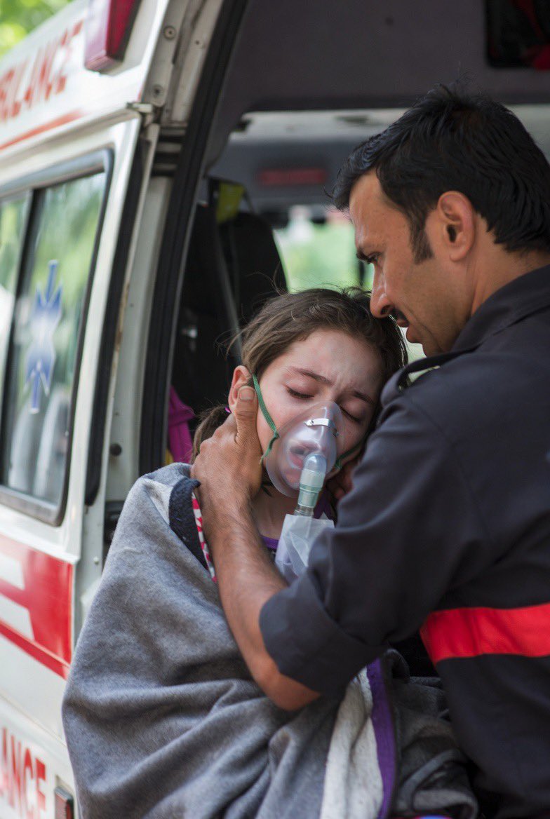 ڈی آئی خان دھرنے میں معصوم بچی کی جان چلی گئی۔ متاثرہ خاندان راولپنڈی سے ڈی آئی خان رشتہ داروں کے ہاں شادی پر آئے تھے۔ واپسی جاتے ہوئے فتنہ خان کے دھرنے میں پھنسے۔ بچی کی والدہ نے جنگلی جانوروں کی منت سماجت کی کہ بیٹی دمہ کی بیمار ہے جسکو دھرنے والوں نے پنجابی ڈرامہ باز قرار دیا۔