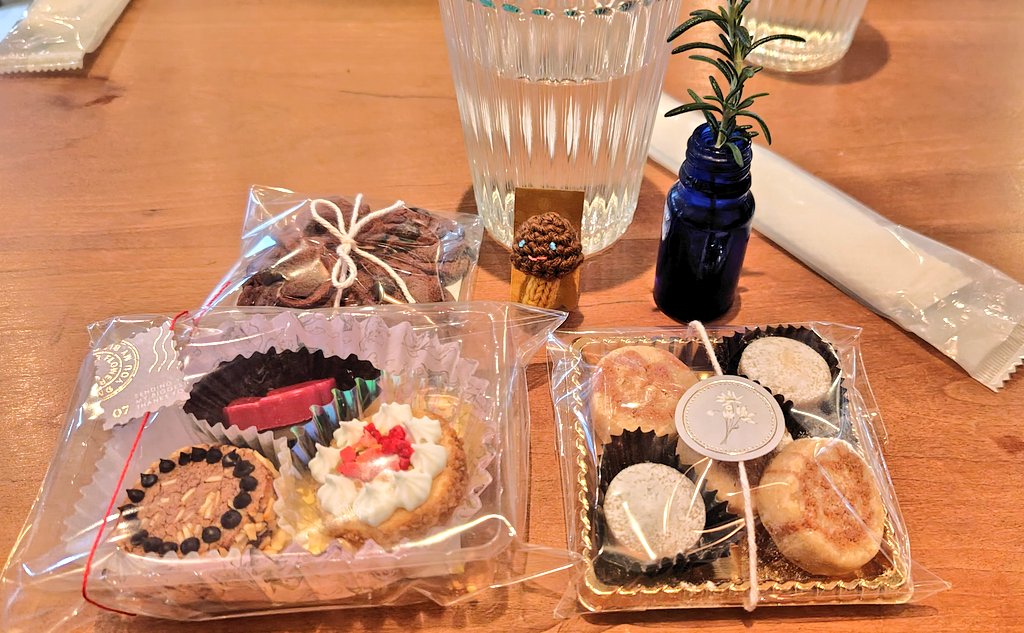 m396ok's tweet photo. ニヒル牛のおかしなブローチ展へ。お菓子みたいなブローチではなくブローチみたいなお菓子ばかり買う食いしん坊な私たち😋 https://t.co/VLW8CVZNbH