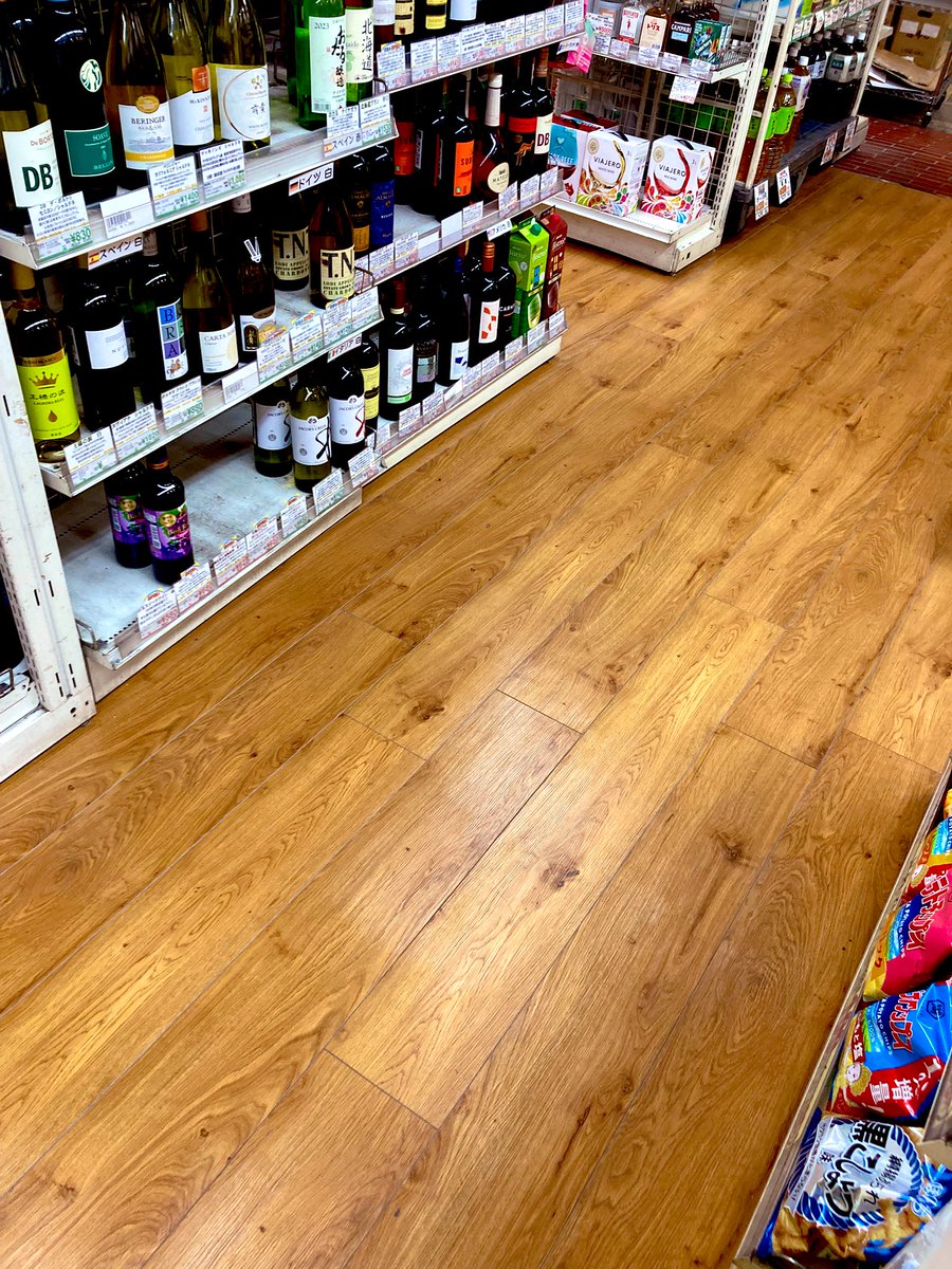 知らない床だ…