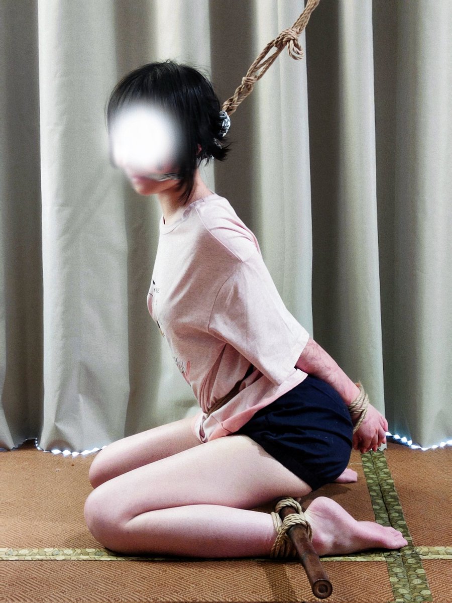 见到楼楼了，超级萌的小女孩一位！回想第一次看见楼楼作为模特的照片，被精灵般轻盈纤细的非人类美感震慑到的心情，还是感到很不可思议——真实地一起聊天，在两难结构里探索新发现，分享一段时间。回忆如水般幽静地流过。
👧🏻: <a href="/Fishbonepark721/">▪️◽️樓◾️▫️</a>
🏠: <a href="/zhenghuobar/">整活绳屋&Bar Mechanics</a>