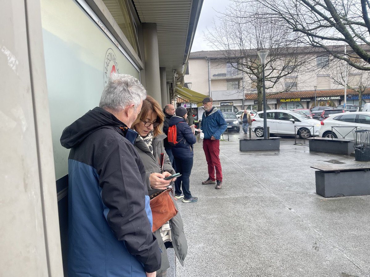 M_lalane's tweet photo. Même sous la pluie on vient à votre rencontre pour échanger sur le programme de @jmoudenc2026 pour protéger les Toulousains! https://t.co/Q8MVnR7LvW