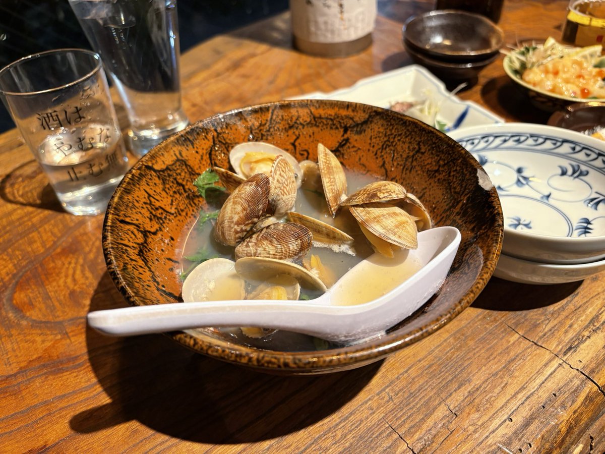 バレンタインだしパフェ食べよう(？)ということで昼間は可愛らしいパフェを食べたけど夜行った居酒屋は可愛げが無さすぎる