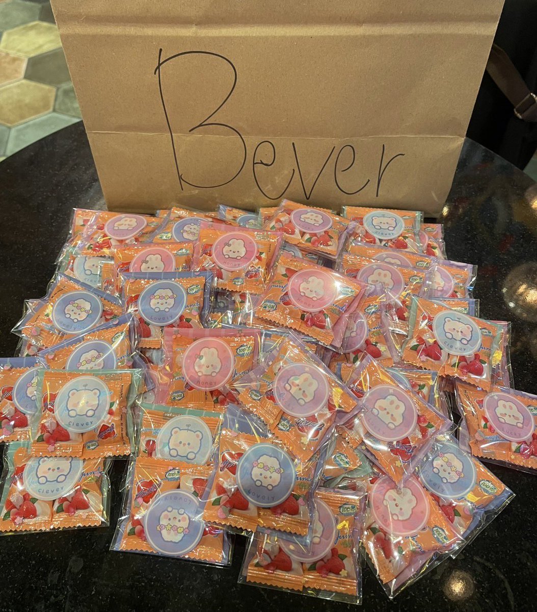 ทุกคนชอบเซอร์ไพรส์วันนี้ไหมคะ ขอบคุณที่มาหา #บีเวอร์ต้นหลิว กันนะคะ หวังว่าดอกไม้เเละลูกอมที่ได้รับจากบีเวอร์ในวันนี้จะเติมความหวานให้ทุกคนในวันวาเลนไทน์นี้นะคะ 🌹🍬

เนื่องด้วยทางบ้านไม่สามารถระบุบจำนวนเเฟนคลับที่เเน่ชัดได้อาจจะมีบางคนไม่ได้ ต้องขออภัยด้วยนะคะ 🙏🏻

BEVER TONLIEW