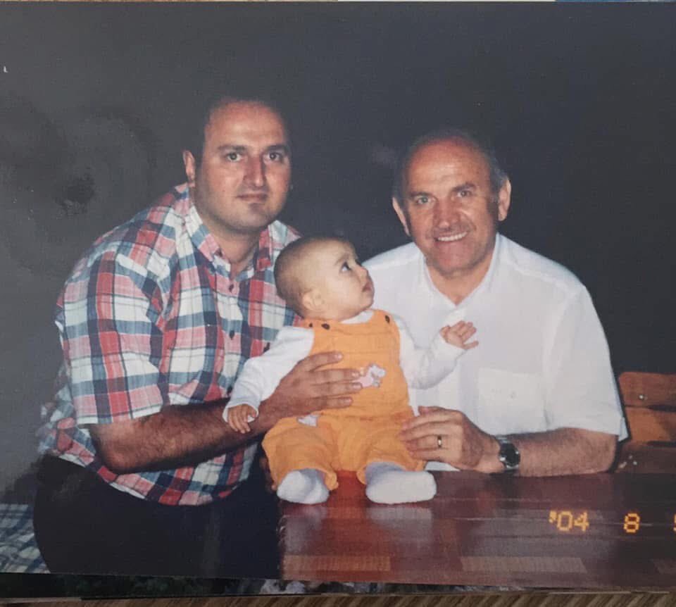 Yusufeli’mizin Kadir Abisi, naifliğininin yanında sayısız güzel hizmetlerine şahit olduğumuz, Dünya Belediyeler Birliği Başkanlığı da yapmış  örnek bir dava adamı. Mekanın cennet olsun. Biz senden razıyız, Rabbim de razıdır inşallah.

(Yusufeli, Altıparmak Köyü, Ağustos/2004)