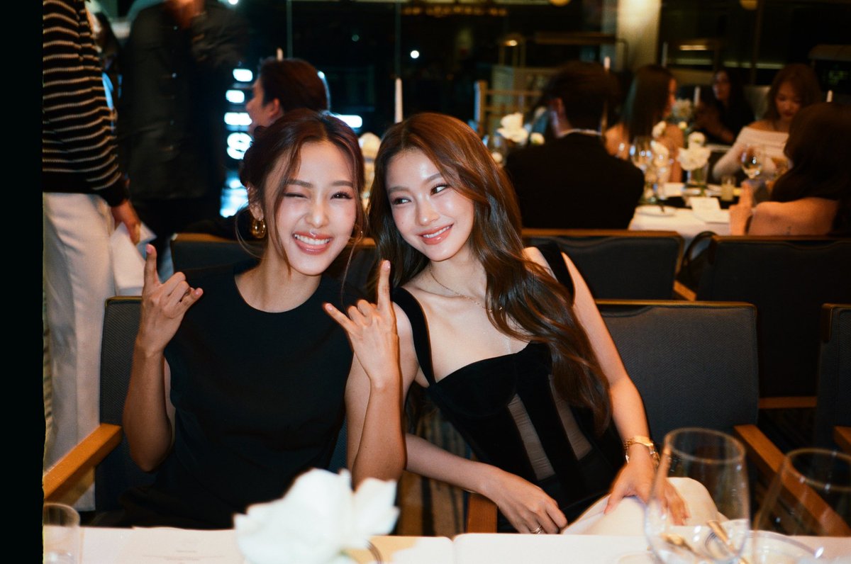 พี่เตถ่ายรูปยังไงตาพี่น้ำตาลไม่มองกล้องเลย