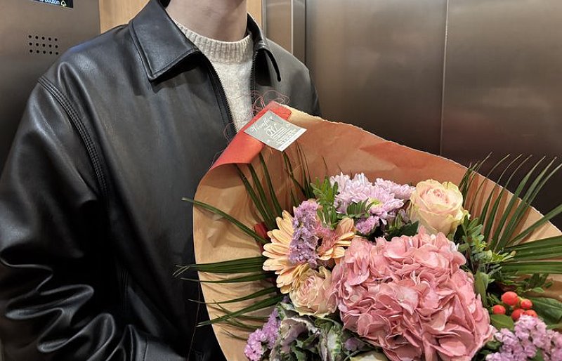 ⠀ 
got nervous before dinner asking my girlfriend to be my valentine and i just said "will you be a valentine?" in front of the restaurant. thank god she thinks i'm funny. i asked again later after calming down, so. 💐 (publicly) will you be my valentine?
⠀