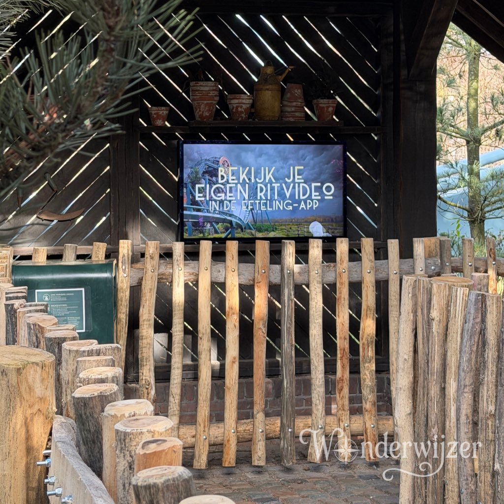 wonderwijzernl's tweet image. Het TV-scherm in de wachtrij van Baron 1898 staat aan. ✨

Hier worden nu dezelfde beelden als in de souvenirwinkel op getoond. 📺⚒️

#Efteling #Baron1898