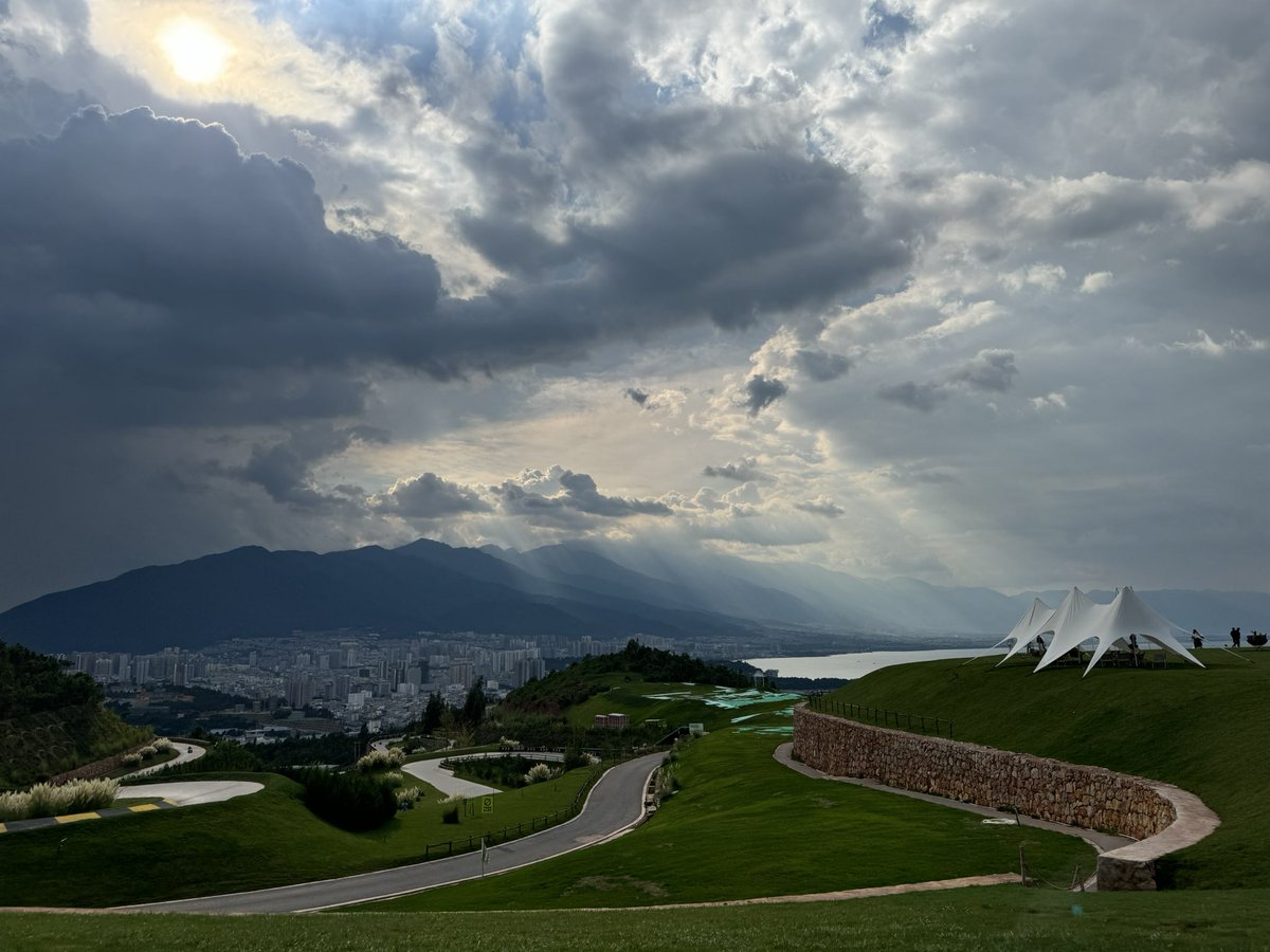 linbo967's tweet photo. @King_David_101 @heavensbvnny I really love the clouds in my hometown. https://t.co/m7ArfCf1ck
