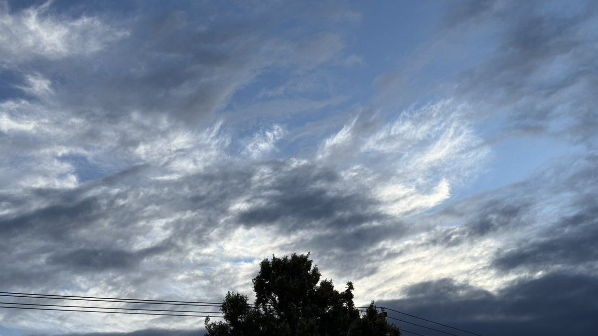 wapple15's tweet photo. Good night from #Canberra featuring a #BoozeView of #CloudmentOfTheDay 😴 https://t.co/REtMtyUTIp