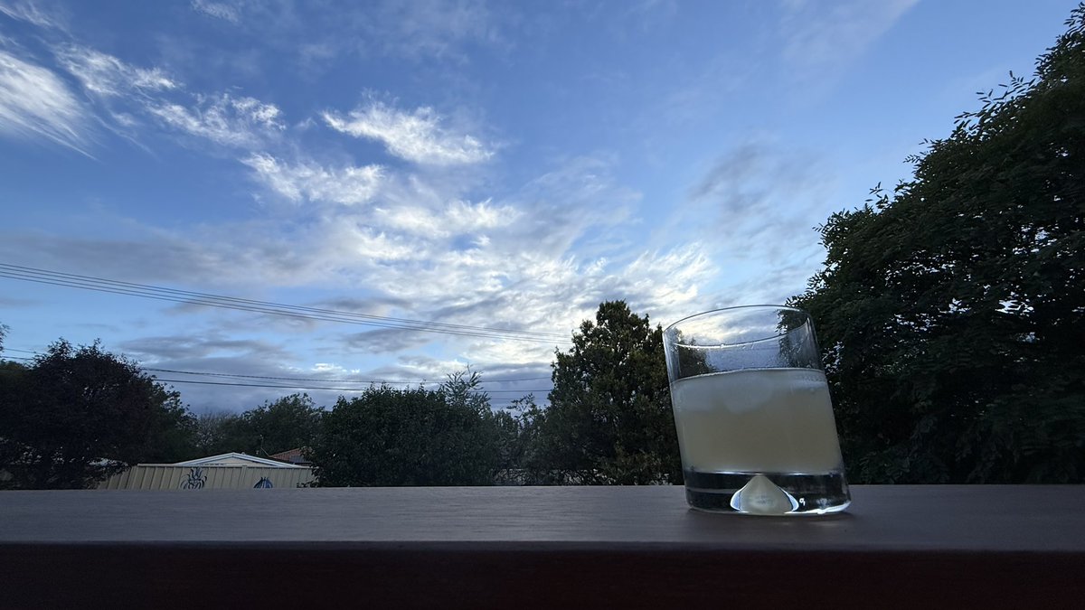wapple15's tweet photo. Good night from #Canberra featuring a #BoozeView of #CloudmentOfTheDay 😴 https://t.co/REtMtyUTIp