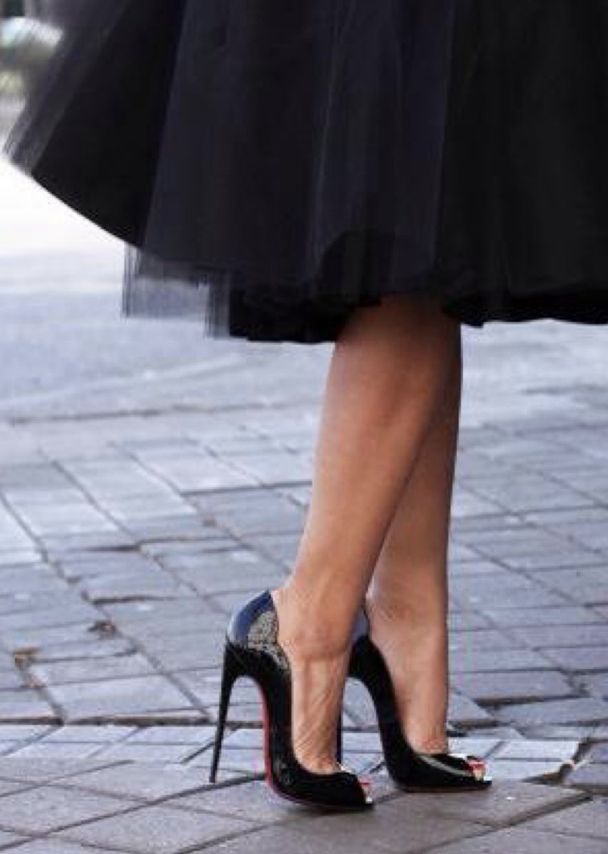 There's nothing sexier
than a barefoot woman
in heels.

#fashion
#photography