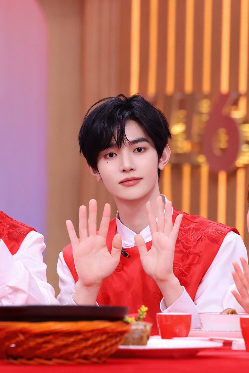 let’s hype the tag and support our variety star tonight 🥰

ZHANG HAO ON HELLO SATURDAY

#ZhangHaoOnHi6
#昊动星期六
#ZHANGHAO