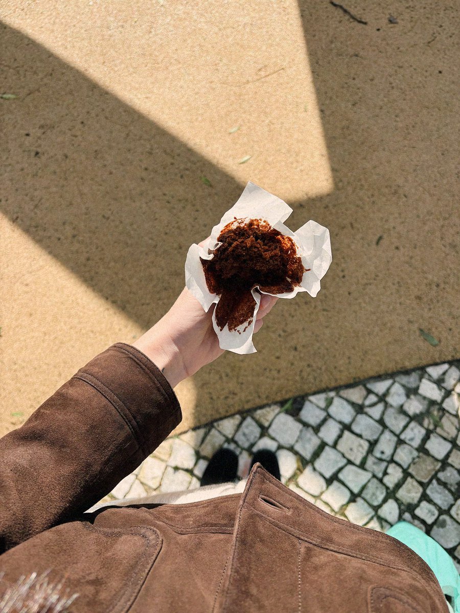 estou no príncipe real a comer um queque de chocolate