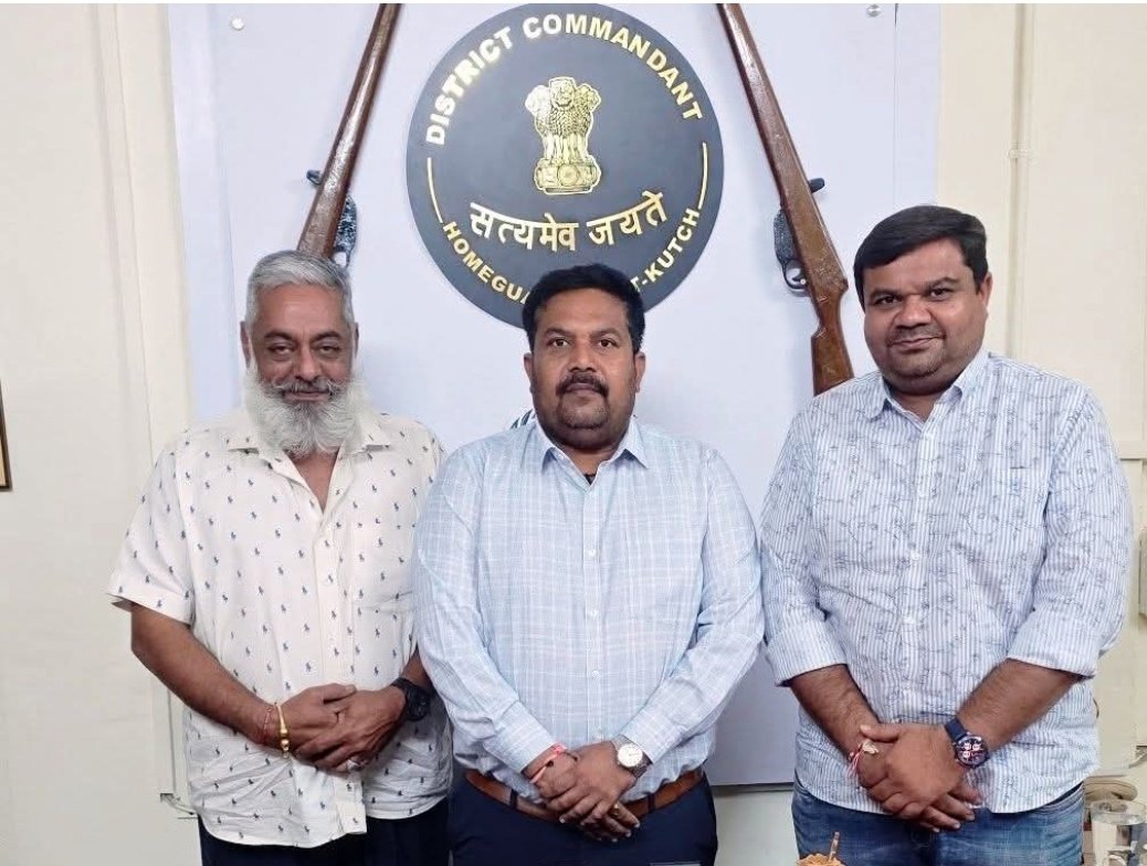 કચ્છ રાજવી પરિવારના યુવરાજ શ્રી પ્રતાપસિંહજી જાડેજા આજ રોજ જિલ્લા હોમગાર્ડ કચેરી ની મુલાકાત કરી અને રાજવી પરિવારના પૂર્વ કમાન્ડન્ટ શ્રી ઓ સેવા આપેલ તેને યાદ કરી સાથે મારા પરમ મિત્ર કમલભાઈ ગઢવી હાજર રહેલ...