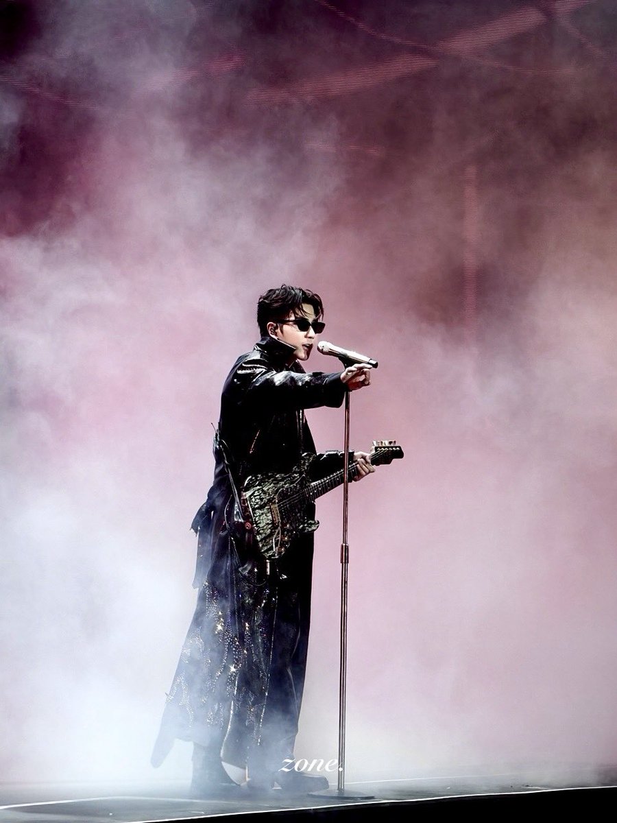 TrendPerthSanta's tweet image. WTH!! The coolest of all the coolest!! The Aura he is giving!!! 🔥😎 @perthppe

PERTH TANAPON UNCONTROL 

#RISERCONCERTD2
#PerthTanapon