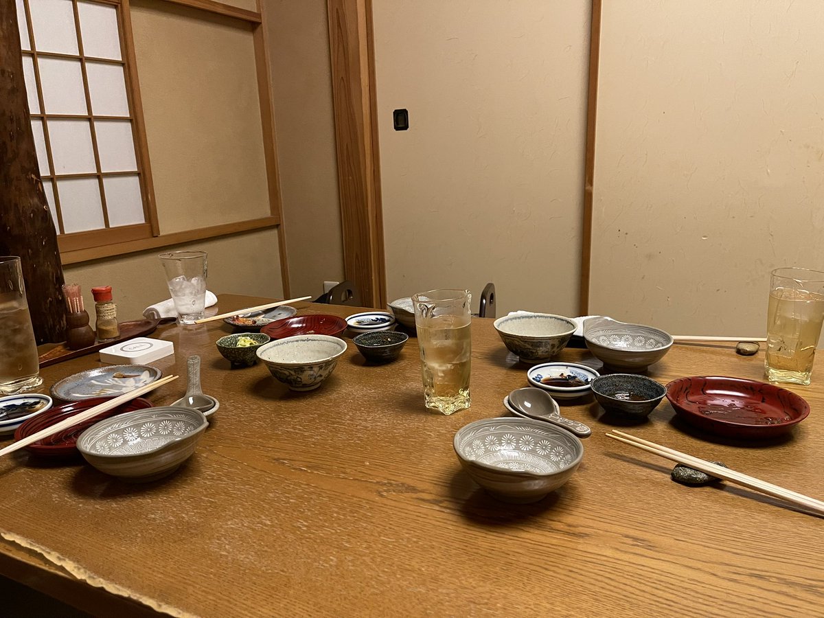 tkmotsu1's tweet photo. 今年禁煙8年目ですが、禁煙の弊害がこちらです。
同年の仲間が喫煙で一斉退出する。 https://t.co/B8hVB05wXA