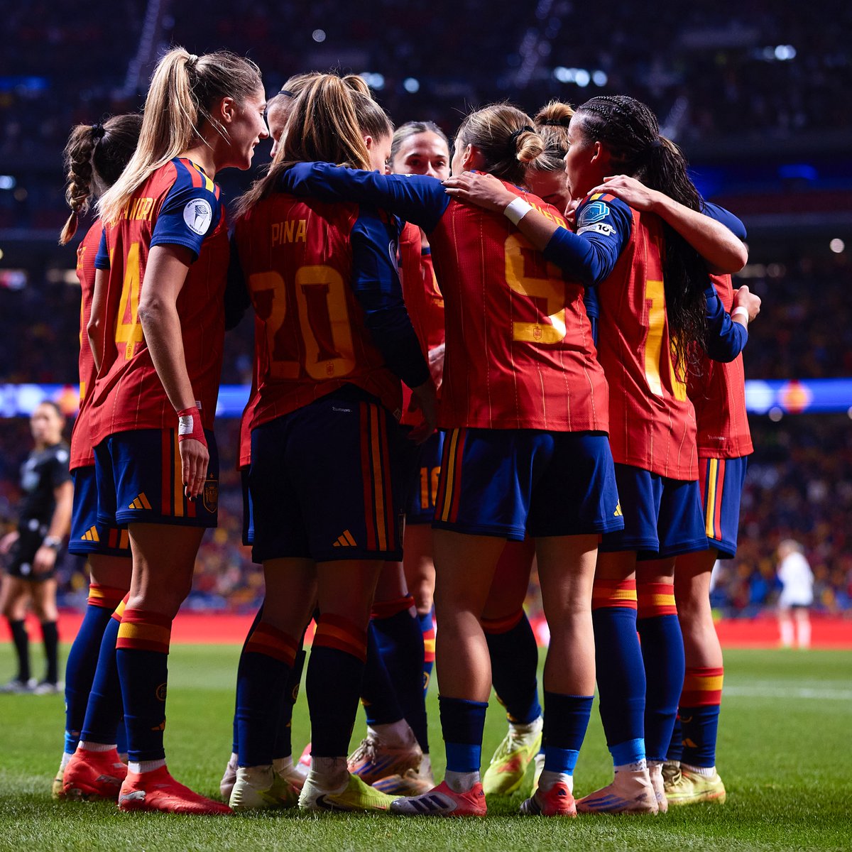 SEFutbolFem's tweet image. 🫶🏼 ¡𝗘𝗹𝗹𝗮𝘀!

🧙🏼‍♀️ La magia con el balón. 
🥳 Las alegrías compartidas. 
📜 Las historias que hemos escrito. 

😍 Cómo no estar enamoradas… ¡feliz #SanValentín!
