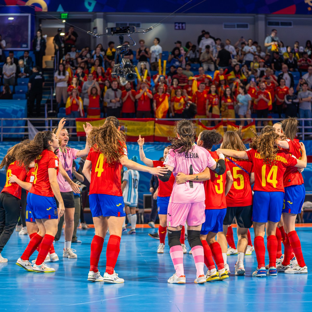 SEFutbolFem's tweet image. 🫶🏼 ¡𝗘𝗹𝗹𝗮𝘀!

🧙🏼‍♀️ La magia con el balón. 
🥳 Las alegrías compartidas. 
📜 Las historias que hemos escrito. 

😍 Cómo no estar enamoradas… ¡feliz #SanValentín!