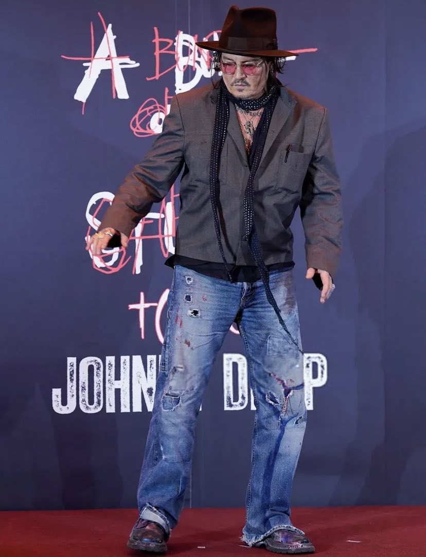 Johnny Depp tweet media