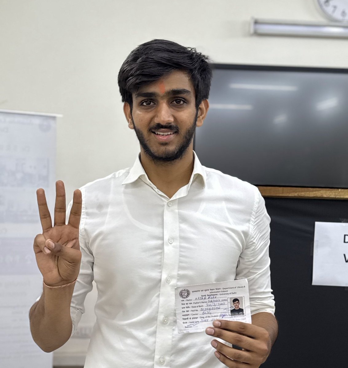 दिल्ली विश्वविद्यालय में इतना कुछ चल रहा है लेकिन मजाल है आर्यन मान एक बार जाकर विजिट करें। ये कुछ और चीजों में व्यस्त हैं आजकल। जो काम छात्र नेता को करना चाहिए वो दिल्ली विश्वविद्यालय के वीसी साहब कर रहें हैं। 
#DelhiUniversity