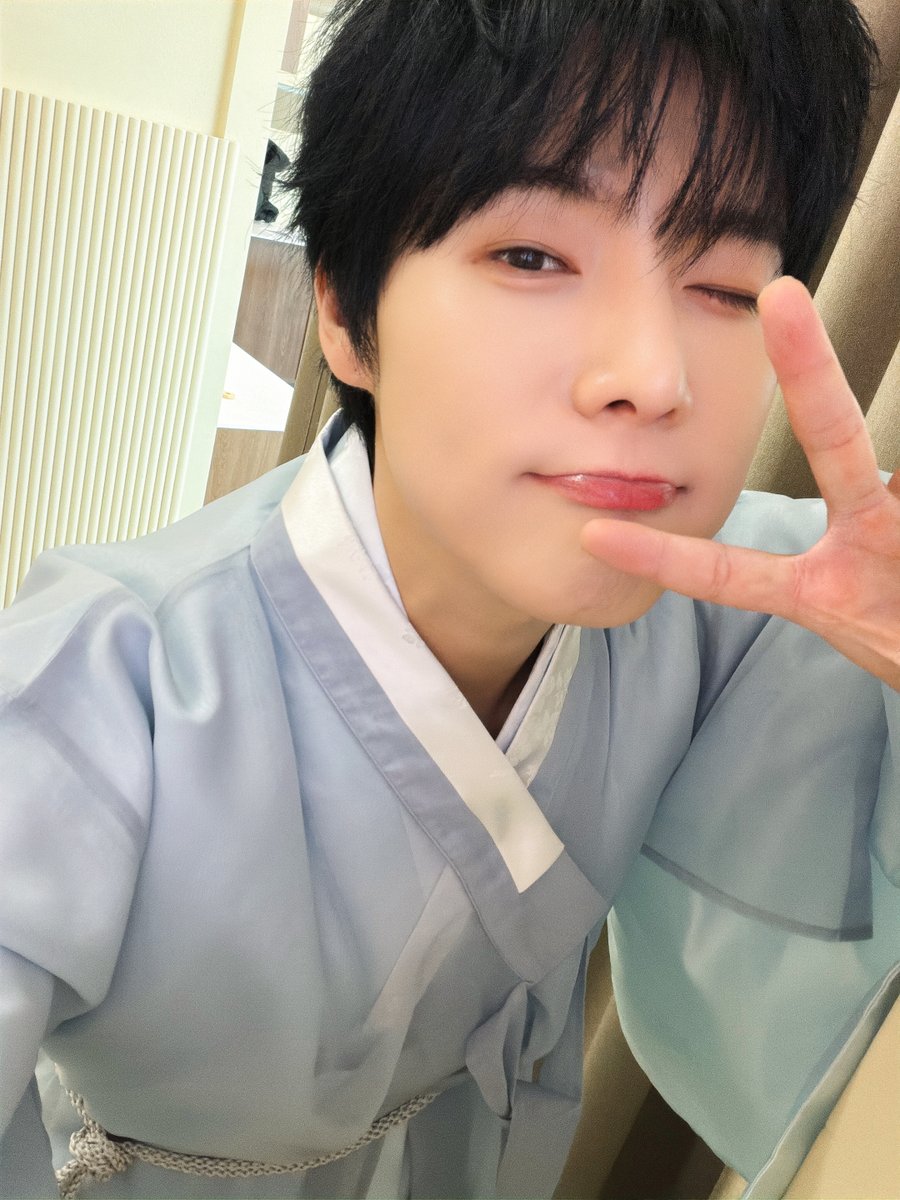 [#용훈]

위브 새해 복 많이 받구 
맛있는 거 많이 먹구
아프지 말구 건강하자 💕

#원위 #ONEWE #YONGHOON