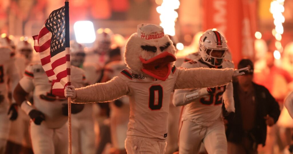 Miami offers 2028 EDGE Gabriel Player, who plans on visiting UM in spring - on3.com/teams/miami-hu…