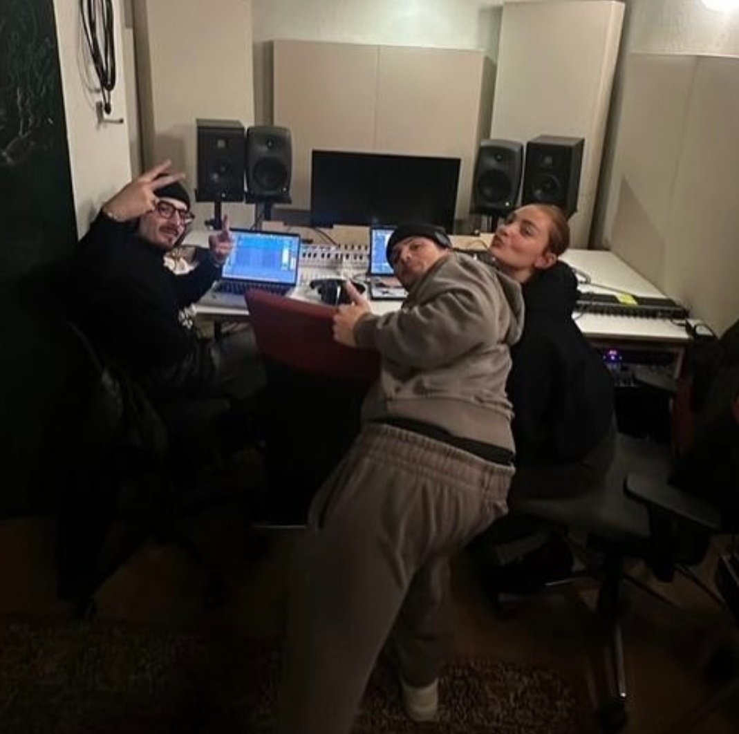 Y que siga rodeandose de personas tan bonitas, y más aún que la música y el arte les siga uniendo.🥹🖤