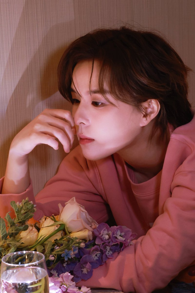 SunneePHFC's tweet photo. 02/14/26 Sunnee杨总工作室 Weibo update 1/2 #Sunnee

In the spring breeze to write a letter about miss, "see more" weekdays every little romantic. https://t.co/nMlFi6KkTs