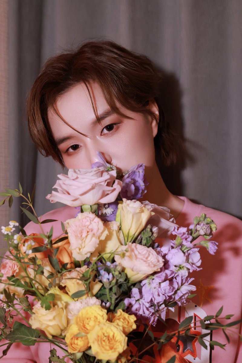 SunneePHFC's tweet photo. 02/14/26 Sunnee杨总工作室 Weibo update 1/2 #Sunnee

In the spring breeze to write a letter about miss, "see more" weekdays every little romantic. https://t.co/nMlFi6KkTs