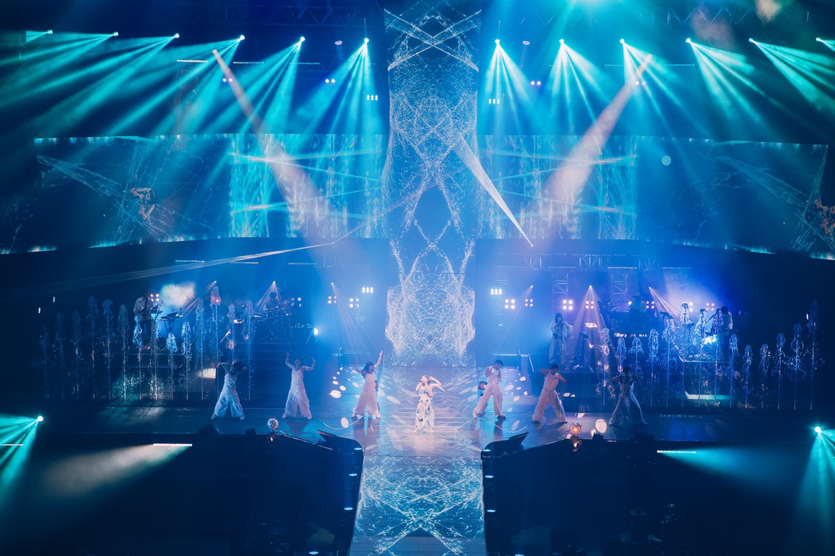 milet_music's tweet image. 砂漠に落ちる一滴の水のようになりたい、そんな気持ちから生まれた「Ray of Water」というライヴでした。
あなたにとっての一滴の雫であれますように。
愛いっぱいの「おかえり」を心からありがとう。
今のmiletを届けました。
これからも歌い続けるよ。
あなたと一緒に！