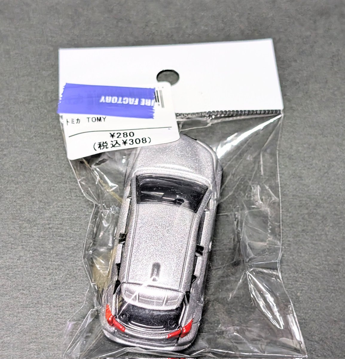 WsVXbXqnmV8137's tweet photo. トヨタ C-HR
リサ店に寄ったら通常版と一緒に非売品がしれっと売っていたので購入。
探していた1台だったので購入出来て良かったです✨
#ミニカー #トミカ #TOMICA #C_HR https://t.co/v4nqnPvr9s