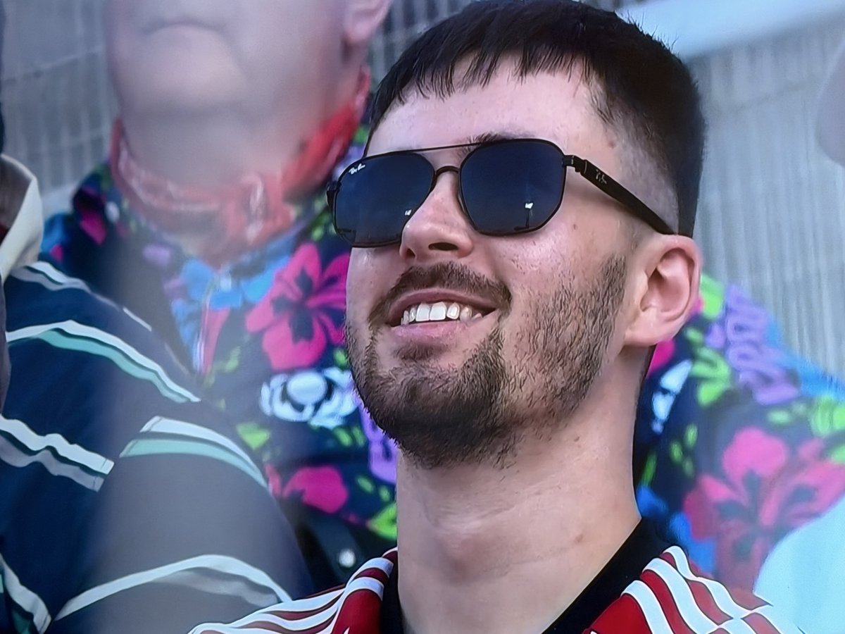 Hey <a href="/OfficialECFC/">Exeter City FC</a> fans, anyone know who this fan is enjoying the cricket in India?! Camera keeps finding him 🔴⚪️⚽️⚽️ #ecfc
