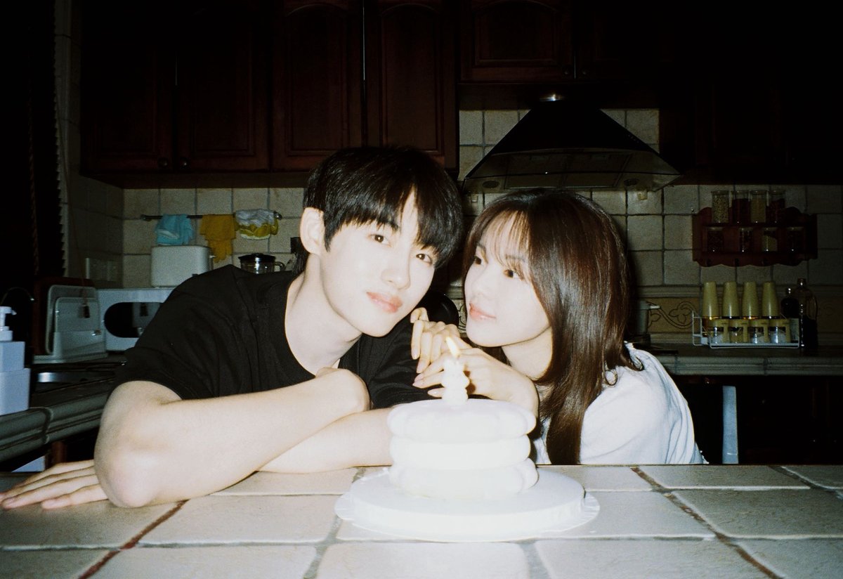 di rumahnya zhengyu kah ini? lagi belajar bareng kali ya