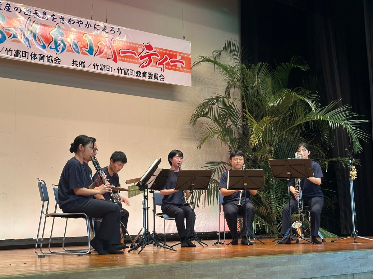 jgsdf_15b_pr's tweet photo. 石垣駐屯地及び第１５音楽隊は１４日、西表島で開催された「第３１回竹富町やまねこマラソン大会」において、シャワーの提供と慰労会における音楽演奏を行い、参加者及び町民の皆様との交流を深めることができました。引き続き、地域の皆様の安心・安全を守るため、任務にまい進してまいります。 https://t.co/rn7XYq7opJ