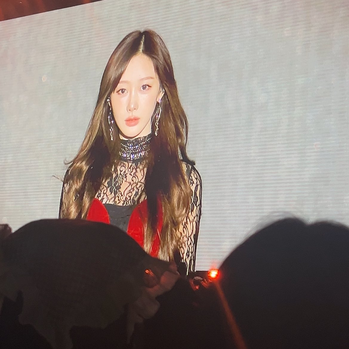 นางใส่ชุดแดง นางแบกไปกันต่อ