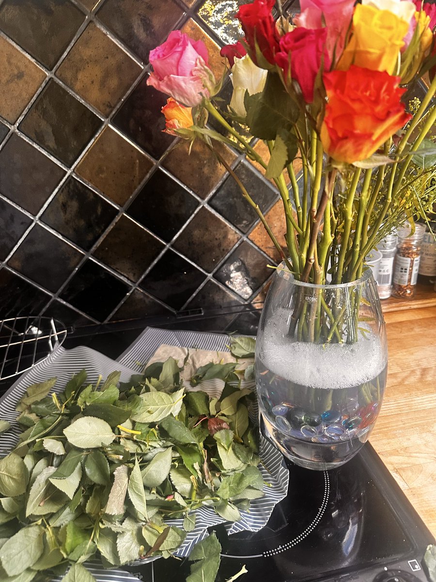 minxtwit's tweet photo. When someone buys you flowers  😉 &amp; u have to do the work🤪 Happy Valentines Day ❤️ #HappyValentinesDay https://t.co/JQ02RtqYTm