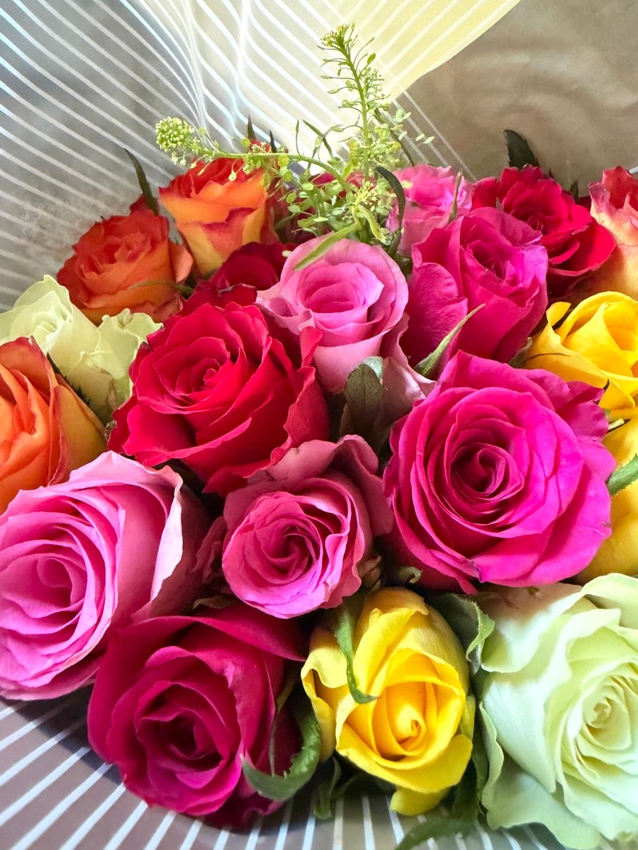 minxtwit's tweet photo. When someone buys you flowers  😉 &amp; u have to do the work🤪 Happy Valentines Day ❤️ #HappyValentinesDay https://t.co/JQ02RtqYTm
