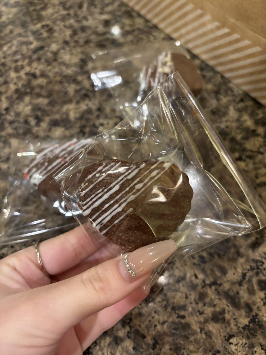 r_oa__aa's tweet photo. Valentine♡🍫
今年は生チョコサンドクッキー🍪 https://t.co/pRbzUCVOGC