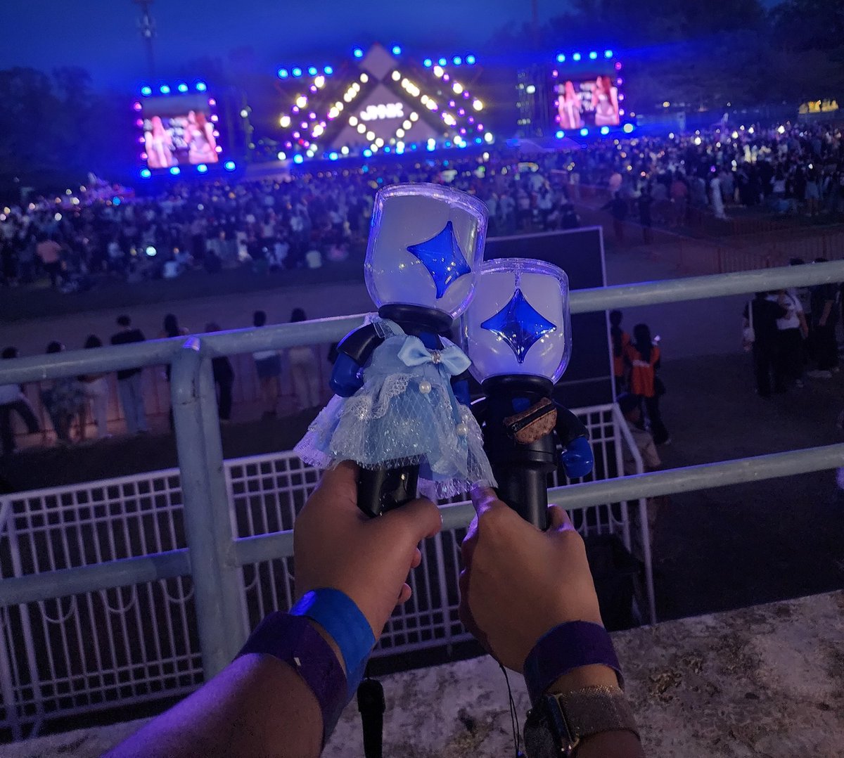 2000Zeekik's tweet image. เช้คอินค่า บีอัสสูงวัย ซื้อบัตรคนละสองใบไปเลย พี่รอวิ่งไปหาน้องบัสอยู่น้าา  #TConicLiveInPhuket #TConicLiveInPhuketxbus