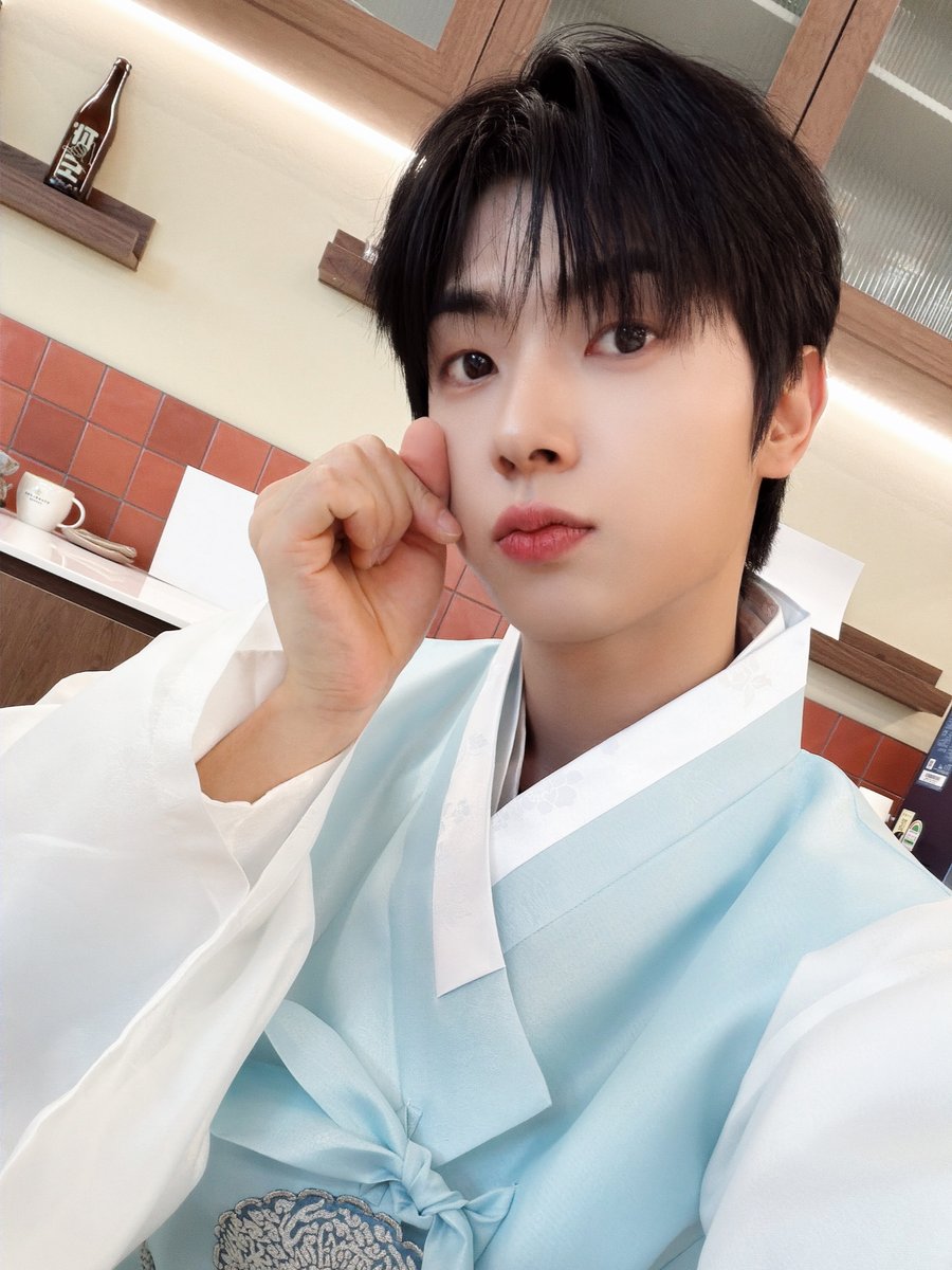 official_ONEWE's tweet photo. [#강현]

위브덜~! 
새해 복 많이 받으시고
맛있는 거 많~이 먹자 🥰

#원위 #ONEWE #KANGHYUN https://t.co/BRDfsSEDHq