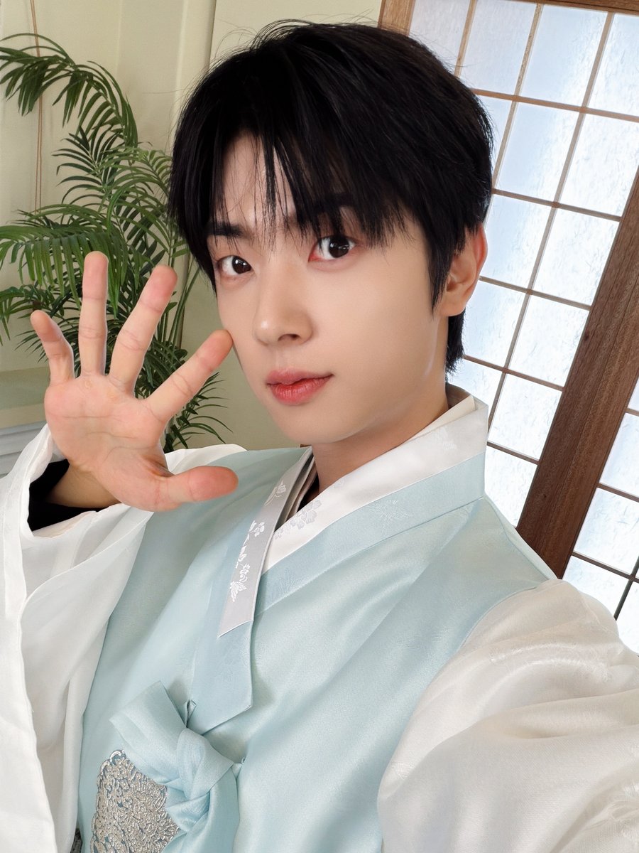 [#강현]

위브덜~! 
새해 복 많이 받으시고
맛있는 거 많~이 먹자 🥰

#원위 #ONEWE #KANGHYUN