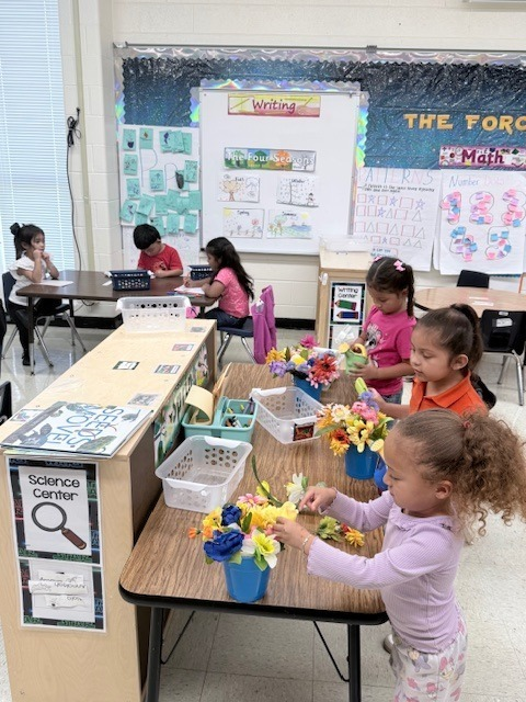 A great start makes all the difference. Jose Cardenas ECC offers hands-on learning that prepares your child for lifelong success.
Un gran comienzo marca toda la diferencia. Jose Cardenas ECC ofrece aprendizaje práctico que prepara a su hijo para el éxito de por vida.