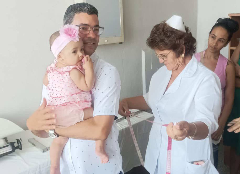 🇨🇺 En medio del actual escenario que atraviesa #Cuba, el hacer organizado y sensible en cada institución de nuestro sector sigue siendo prioridad de trabajo para el acompañamiento a pacientes y familiares.
Ética y humanismo son esencias del Sistema Nacional de #Salud.
