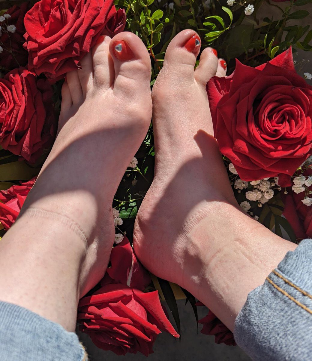 Das ist ein braver Sub, er weiß genau, wie er mir den Tag versüßt 😏
Auf Deinen Beitrag dazu warte ich noch..

throne.com/lilasky 
tipfunder.com/lilasky89

He's a good sub, he knows exactly how to brighten my day 😏 I'm still waiting for your reply..

Worship • Feetfetish