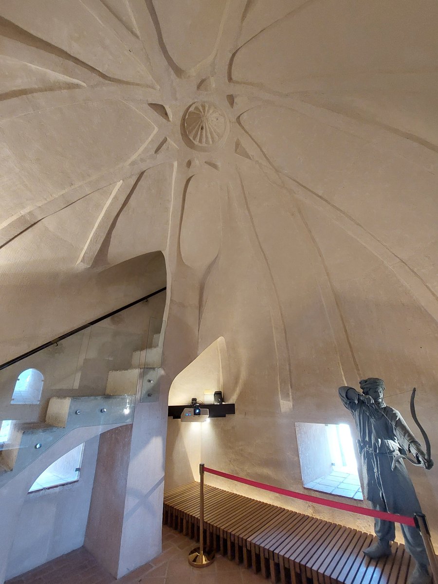 Una valiosa rareza: la bóveda almohade de la torre del Homenaje del castillo de Biar. Es una obra de yesería datada en el siglo XII, formada por nervios entrelazados cuyos arranques imitan falsas ménsulas y se cruzan enmarcando, en el centro, una roseta. Es muy poco común que se