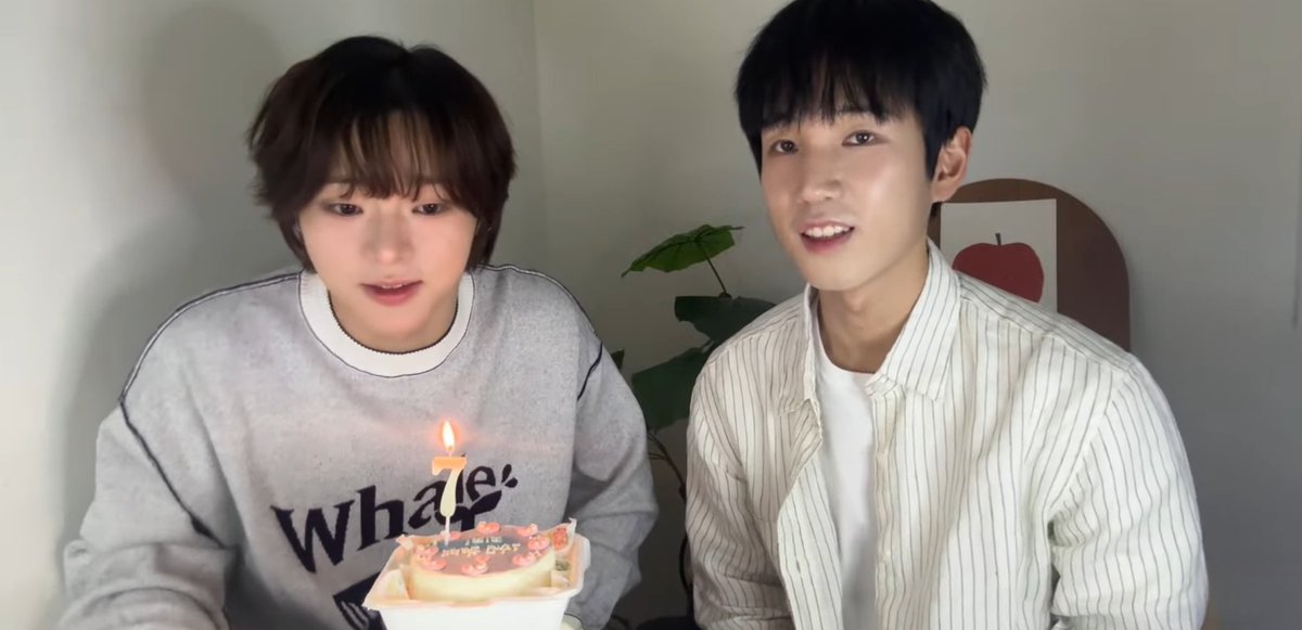 소속사도 없는데 미모 유지하고 계신거 넘 아름답다.
팬 앞에 얼굴 보여줄때 늘 정갈하게 신경써서 나타나는거 너무 좋고
#VANNER #배너
#혜성 #HYESUNG
#성국 #SUNGKOOK